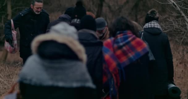 Colère mature l'homme marchant à travers ukrainien immigrants. — Video