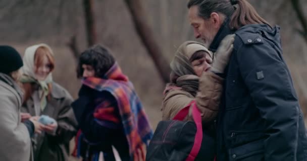 Idős férfi vigasztaló síró bevándorló nő. — Stock videók