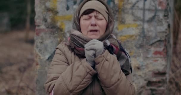 Зріла жінка плаче під час війни взимку . — стокове відео