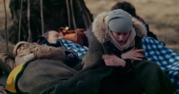 Πρόσφυγας στο δάσος αισθάνεται κρύο κατά τη διάρκεια της ρωσο-ουκρανικής κρίσης. — Αρχείο Βίντεο