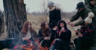 Savaş krizi sırasında Mültecilere Çay Dağıtan Askerler.