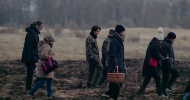 Ukrainian Refugees Walking In Forest During War Crisis. — ストック動画