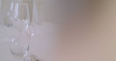 Düğün yemeği için dekore edilmiş masa.