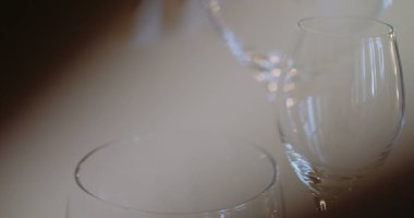 Düğün yemeği için dekore edilmiş masa.