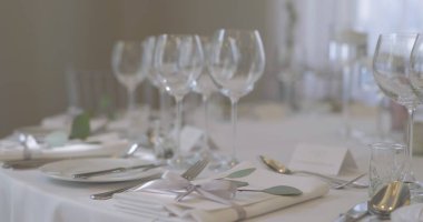 Düğün yemeği için dekore edilmiş masa.