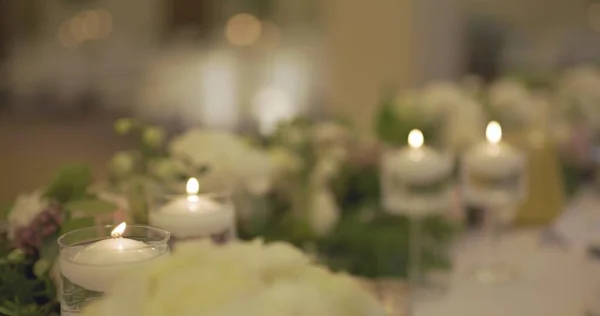 Прикрашений стіл для весільної вечері — стокове фото