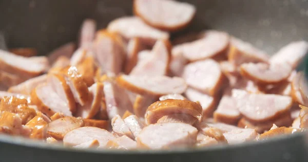 Sosis tavada kızartılıyor.