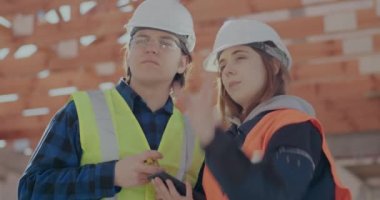 İnşaat alanında genç iş arkadaşları tartışıyorlar