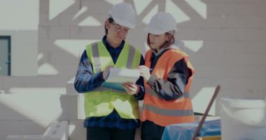 İnşaat alanında genç iş arkadaşları tartışıyorlar