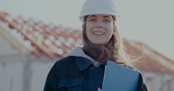 Sonriente joven ingeniera civil sosteniendo portapapeles — Vídeos de Stock