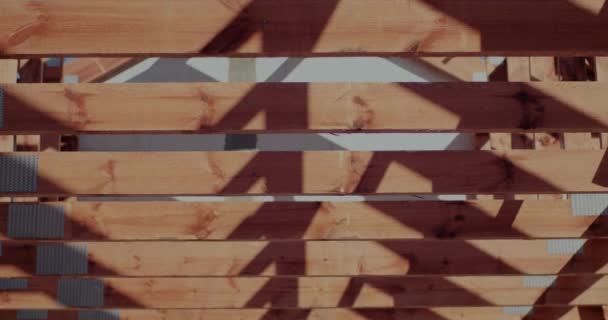 Drewniane belki dachowe na placu budowy — Wideo stockowe