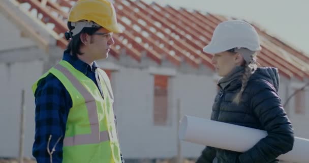 Female civil engineer greeting building contractor with handshake — 비디오