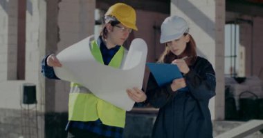 İnşaat işçisi amirle planı tartışıyor.