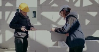 İş arkadaşı duvarı ölçerken panoda denetleyici yazı