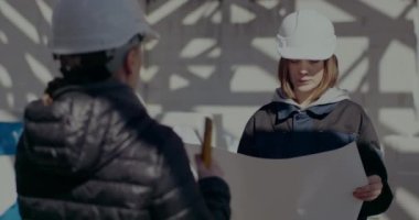 Mimar müteahhitle planı açıklıyor ve tartışıyor