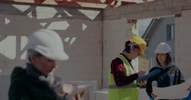 Mimarın müteahhitle planlar üzerinde tartışması