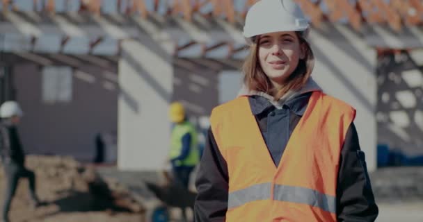 Gülümseyen kadın işçi omzunda bir alet taşıyor. — Stok video