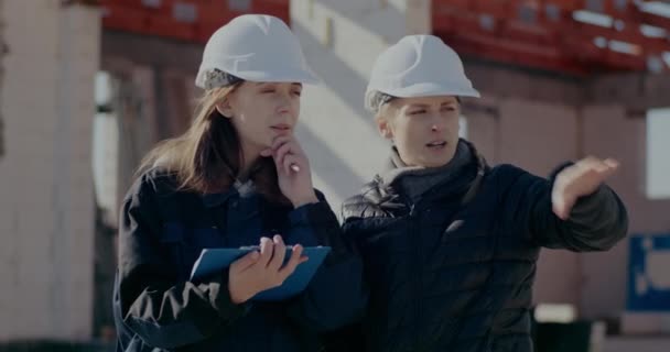 Magabiztos női mérnök és felügyelő megbeszélése a helyszínen — Stock videók