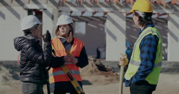 Női mérnök megbeszélés építőipari munkatársakkal — Stock videók