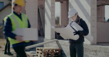 Bölgede planı inceleyen genç bayan mühendis.