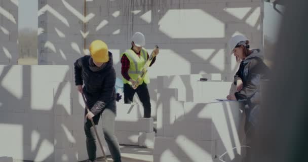Жінка-роботодавець поблизу колег на будівельному майданчику — стокове відео