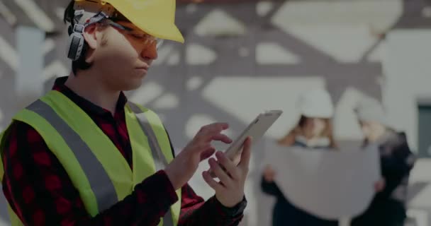 Sebevědomý mladý muž architekt pomocí digitální tablety — Stock video