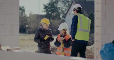 İşçilerle konuşurken kendine güvenen kadın mühendis.