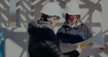 Mimar mühendis ile planı açıklıyor ve tartışıyor