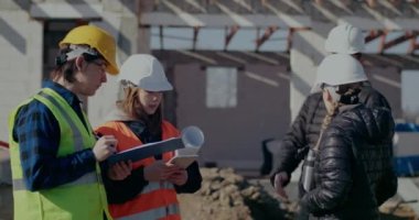 Mimari karşılama işçileri ve mühendis tartışırken