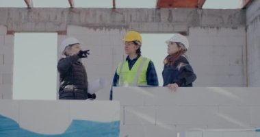 Kendine güvenen kadın inşaat mühendisi iş arkadaşlarını anlatıyor.