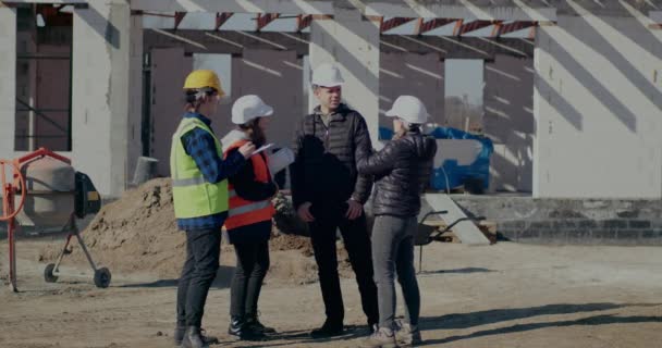 Lavoratori edili con ingegnere e architetto discutono insieme — Video Stock