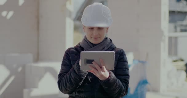 Pewna siebie młoda kobieta wykonawczyni korzystająca z tabletu cyfrowego — Wideo stockowe