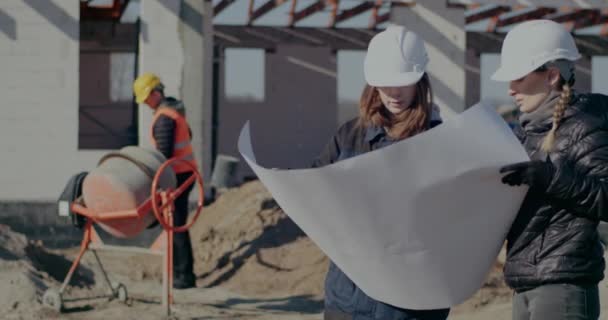 Młoda wykonawczyni i architekt dyskutujący nad projektem — Wideo stockowe