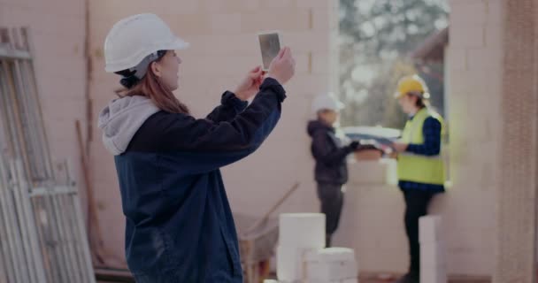 Žena stavební dodavatel na video volání ukazující staveniště — Stock video