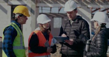 Mühendis ve işçileri tartışan mimar.