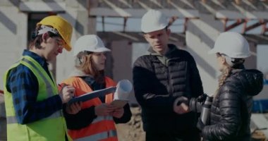 Mimari mühendis ve işçiler tartışırken