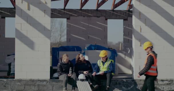 Bouwvakkers met ingenieur en supervisor ter plaatse — Stockvideo