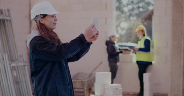 Vrouwelijke civiel ingenieur op video oproep tonen bouwplaats — Stockvideo