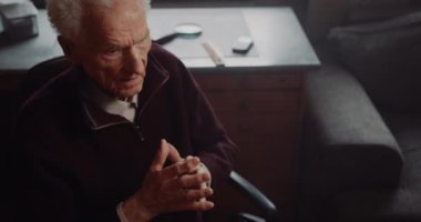 Yaşlı kıdemli adam mutsuz oldu.