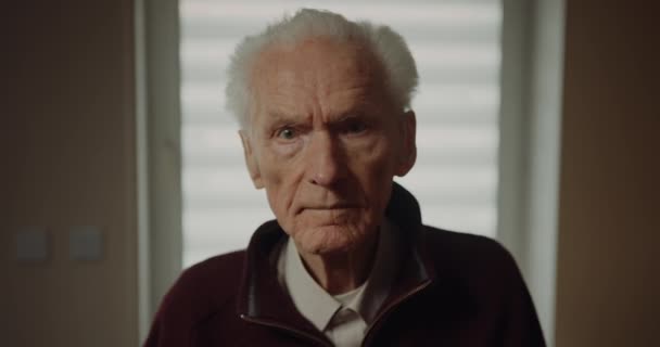 Старший чоловік відставний портрет — стокове відео