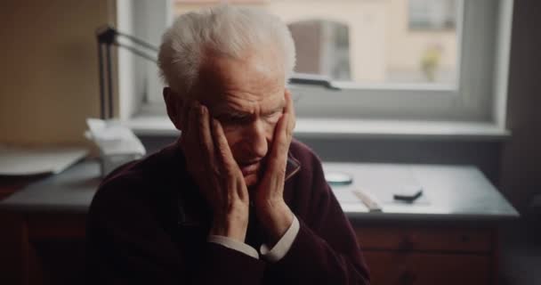 Oudere senior man bezorgd Ongelukkig — Stockvideo