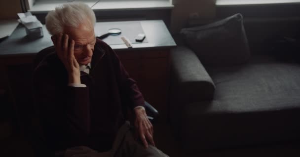 Äldre äldre man Orolig Olycklig — Stockvideo