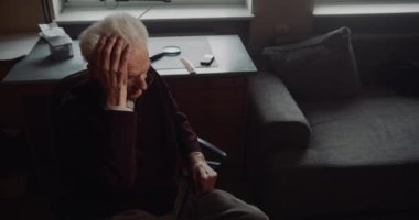 Yaşlı kıdemli adam mutsuz oldu.