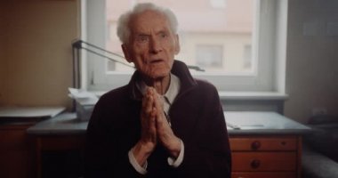 Huzurevinde dua eden yaşlı adam.