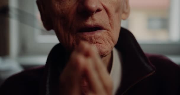 Anciano Hombre mayor orando en casa — Vídeos de Stock