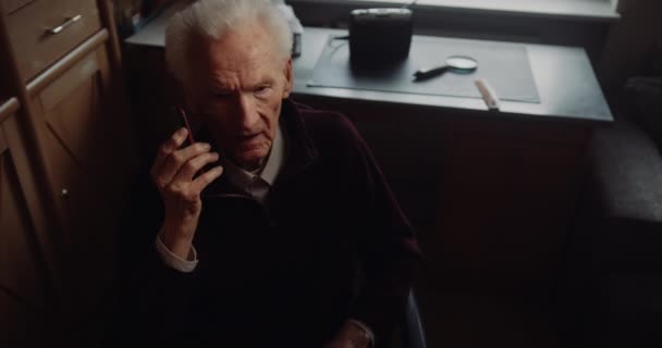 Старший чоловік говорить на мобільному телефоні — стокове відео