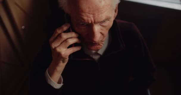 Senior man aan het praten op mobiele telefoon — Stockvideo