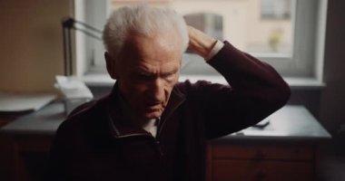 Yaşlı kıdemli adam mutsuz oldu.