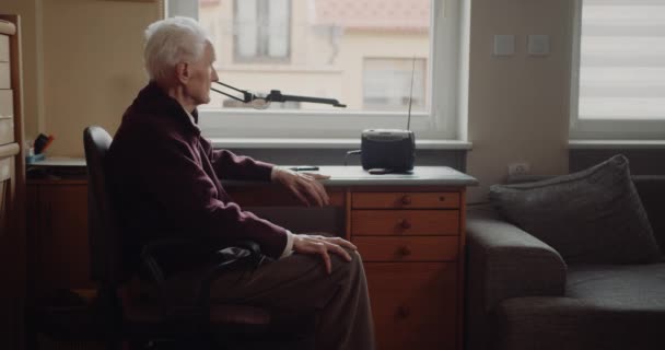 Öreg nyugdíjas portréja. — Stock videók