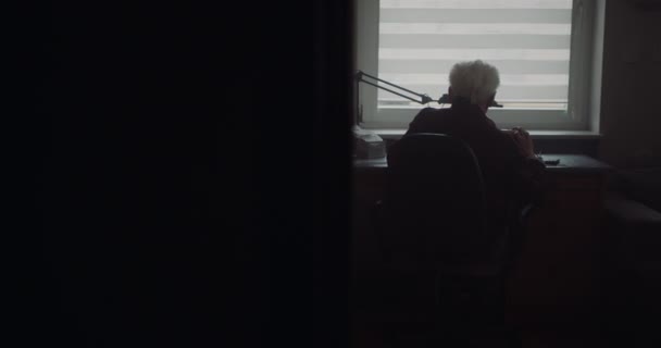 Portrét starého důchodce. — Stock video